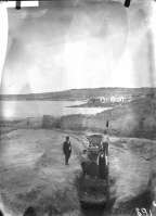 Рабочие с вагонеткой на раскопках у оборонительных стен близ Карантинной бухты