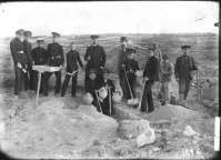 Р.Х. Лепер с гимназистами на раскопках некрополя близ Карантинной бухты