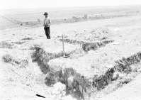 Рабочий (?) на раскопках  т.н. Страбонова Херсонеса (Маячный полуостров). 1912 год