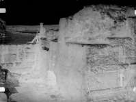 Рабочий с пилой, сидящий на античной башне у входа в «Цитадель»